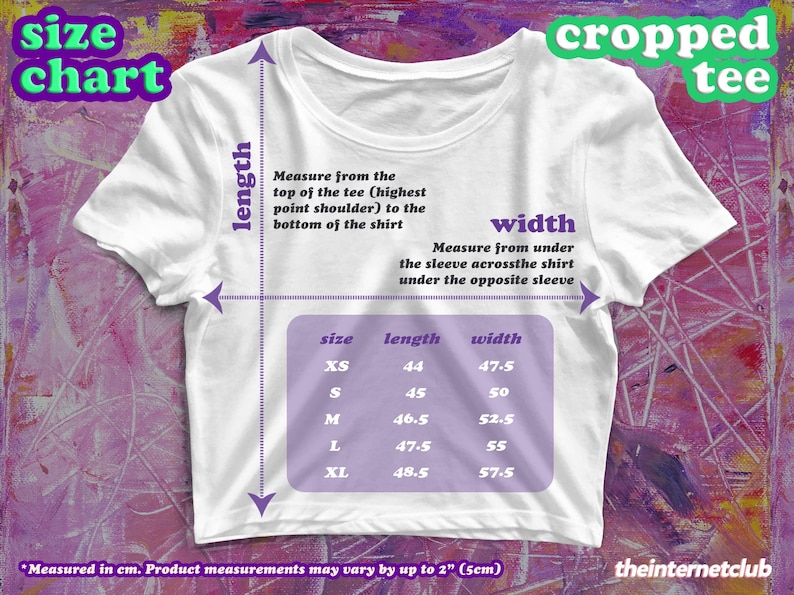 K&ouml;nnte beinhalten: Ein wei&szlig;es, cropped T-Shirt mit einer Gr&ouml;&szlig;entabelle auf der Vorderseite. Die Tabelle zeigt die Gr&ouml;&szlig;e, die L&auml;nge in cm und die Breite in cm f&uuml;r die Gr&ouml;&szlig;en XS, S, M, L und XL. Der Text "cropped tee" ist in Gr&uuml;n in der oberen rechten Ecke des Bildes gedruckt.
