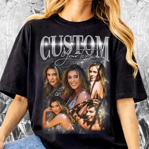 K&ouml;nnte beinhalten: Schwarzes T-Shirt mit einem individuellen Design, das mehrere Bilder einer Person und den Text "CUSTOM Your Text" in silberner, metallischer Schrift zeigt. Das Design hat einen Vintage-Look.