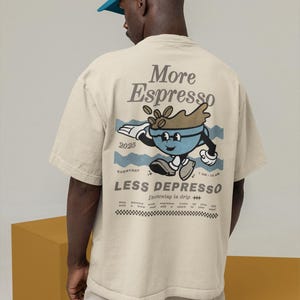 T-shirt meer espresso minder depresso, retro cartoon T-shirt, grafisch T-shirt koffie, cadeau voor koffieliefhebbers, barista's