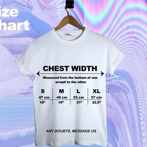 Puede incluir: Camiseta blanca con una tabla de tallas para el ancho del pecho. La tabla muestra las medidas en pulgadas y cent&iacute;metros para las tallas S, M, L y XL. El texto "CHEST WIDTH" y "ANY DOUBTS, MESSAGE US" est&aacute;n impresos en la camiseta.
