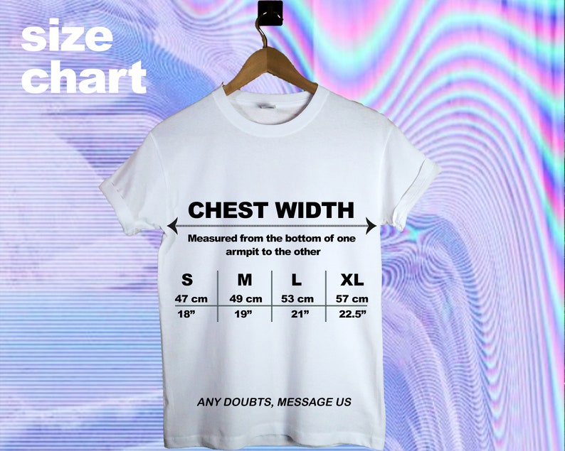 Puede incluir: Camiseta blanca con una tabla de tallas para el ancho del pecho. La tabla muestra las medidas en pulgadas y cent&iacute;metros para las tallas S, M, L y XL. El texto "CHEST WIDTH" y "ANY DOUBTS, MESSAGE US" est&aacute;n impresos en la camiseta.