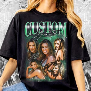 K&ouml;nnte beinhalten: Schwarzes T-Shirt mit individuellem Design. Das Design zeigt den Text "CUSTOM Your Text" in Gr&uuml;n und Wei&szlig; und enth&auml;lt vier Portr&auml;ts einer Person mit langen blonden Haaren vor einem gr&uuml;n-wei&szlig;en Hintergrund.