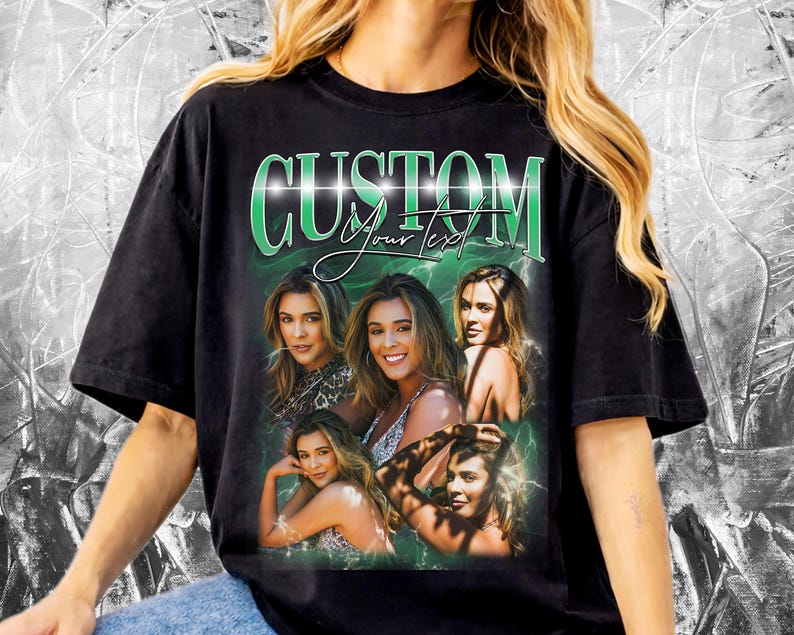 K&ouml;nnte beinhalten: Schwarzes T-Shirt mit individuellem Design. Das Design zeigt den Text "CUSTOM Your Text" in Gr&uuml;n und Wei&szlig; und enth&auml;lt vier Portr&auml;ts einer Person mit langen blonden Haaren vor einem gr&uuml;n-wei&szlig;en Hintergrund.