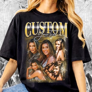 K&ouml;nnte beinhalten: Schwarzes T-Shirt mit einem goldenen "CUSTOM Your Text" Design. Das Design zeigt eine Collage von vier Frauen mit einem Vintage-Look. Das Shirt hat eine lockere Passform, einen Rundhalsausschnitt und kurze &Auml;rmel.