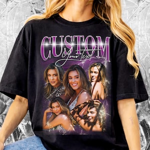 K&ouml;nnte beinhalten: Schwarzes T-Shirt mit einem individuellen Design, das mehrere Bilder einer Person und den Text "CUSTOM Your Text" in Lila und Wei&szlig; zeigt. Das Shirt hat einen Vintage-Look.