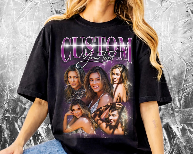 K&ouml;nnte beinhalten: Schwarzes T-Shirt mit einem individuellen Design, das mehrere Bilder einer Person und den Text "CUSTOM Your Text" in Lila und Wei&szlig; zeigt. Das Shirt hat einen Vintage-Look.