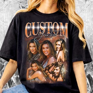 K&ouml;nnte beinhalten: Schwarzes T-Shirt mit individuellem Design. Das Design zeigt das Wort "CUSTOM" in einer gold-orangenen Farbverlaufs-Schriftart und mehrere Portr&auml;ts einer Frau. Das T-Shirt hat einen Vintage-Stil.
