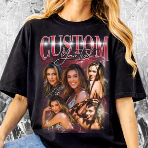 K&ouml;nnte beinhalten: Schwarzes T-Shirt mit individuellem Design. Das Design zeigt das Wort "CUSTOM" in Rot und Wei&szlig; mit den Worten "Your Text" darunter. Das Design enth&auml;lt mehrere Portr&auml;ts einer Frau mit langen braunen Haaren.