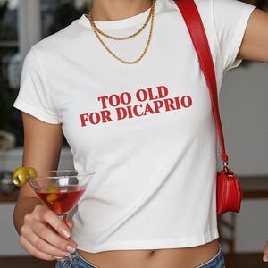 Zu alt für DiCaprio Baby T-shirt, zu alt abgeschnittenes T-Shirt, Y2K Ästhetik, Geschenk für sie, 30er Jahre Geschenk Frauen Bild 1