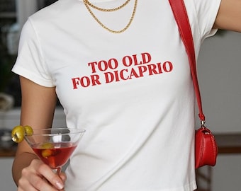 Zu alt für DiCaprio Baby T-shirt, zu alt abgeschnittenes T-Shirt, Y2K Ästhetik, Geschenk für sie, 30er Jahre Geschenk Frauen