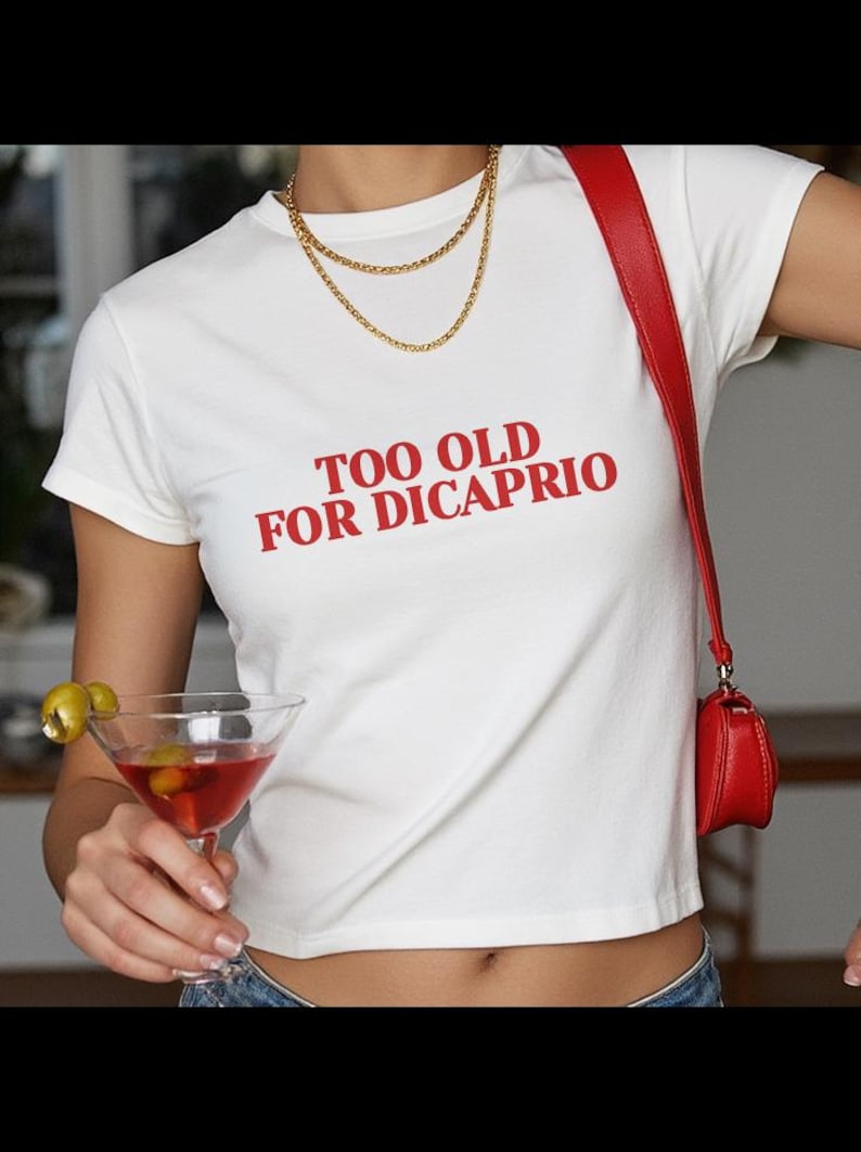 Zu alt für DiCaprio Baby T-shirt, zu alt abgeschnittenes T-Shirt, Y2K Ästhetik, Geschenk für sie, 30er Jahre Geschenk Frauen Bild 1
