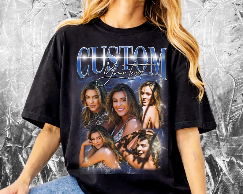 K&ouml;nnte beinhalten: Schwarzes T-Shirt mit einem individuellen Design mit dem Wort "CUSTOM" in Blau und Wei&szlig;, darunter die Worte "Your Text". Das Design enth&auml;lt mehrere Bilder einer Frau. Das Shirt hat einen Vintage-Stil.