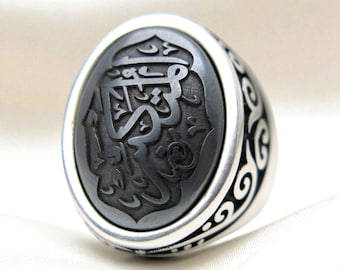 Anillo Asma ul-Husna – Joyería Islámica de Plata 925 – Piedra Natural Hadid sini – Grabado Al-Mutakabbir (المتكبر) – 99 Nombres de Allah