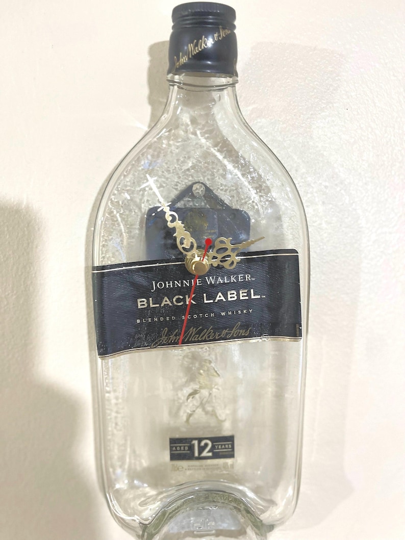 Reloj de pared con tapa y botella aplastada de whisky Johnnie Walker de etiqueta negra imagen 1