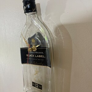 Reloj de pared con tapa y botella aplastada de whisky Johnnie Walker de etiqueta negra imagen 2