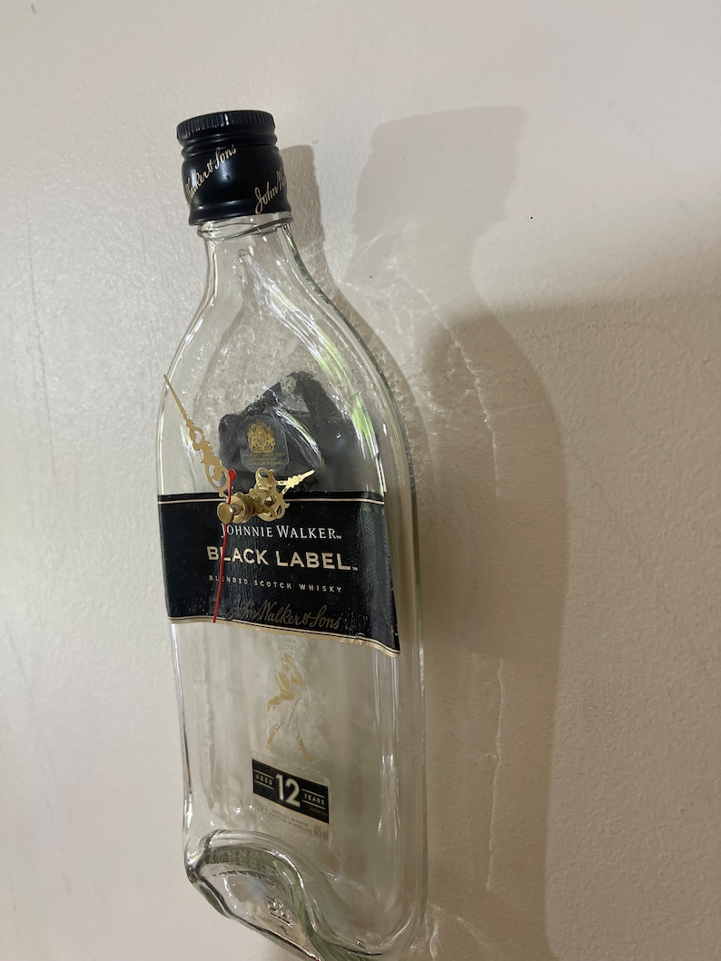 Reloj de pared con tapa y botella aplastada de whisky Johnnie Walker de etiqueta negra imagen 2