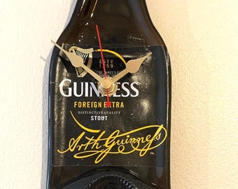 Reloj de pared con botella de Guinness reciclada: decoración de cerveza aplanada