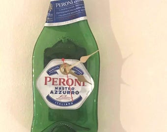 Reloj de pared con botella de Peroni aplastada/aplanada
