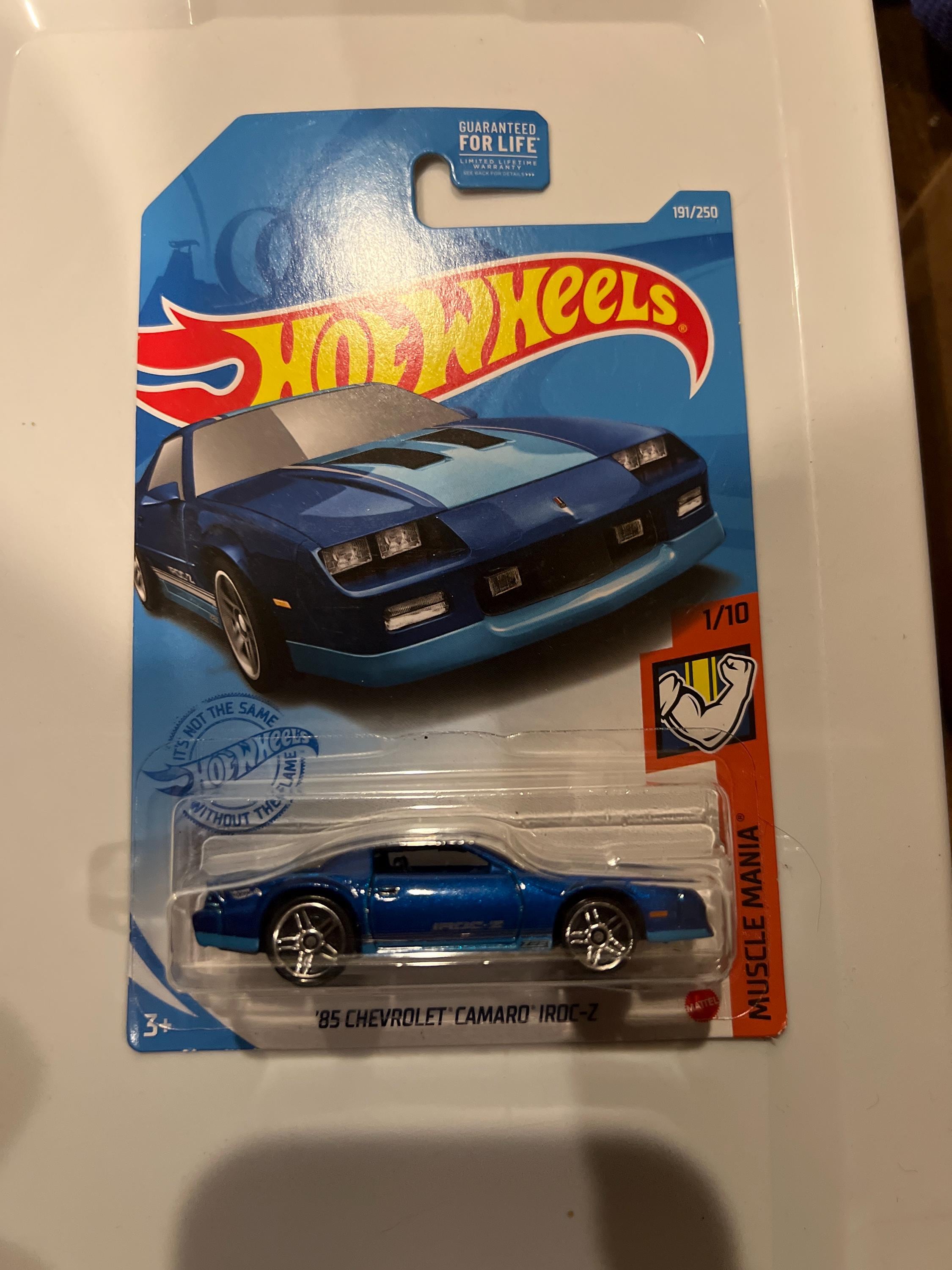 Hot Wheels Chevrolet Camaro Iroc-z Mainline 1/64 Scale Car