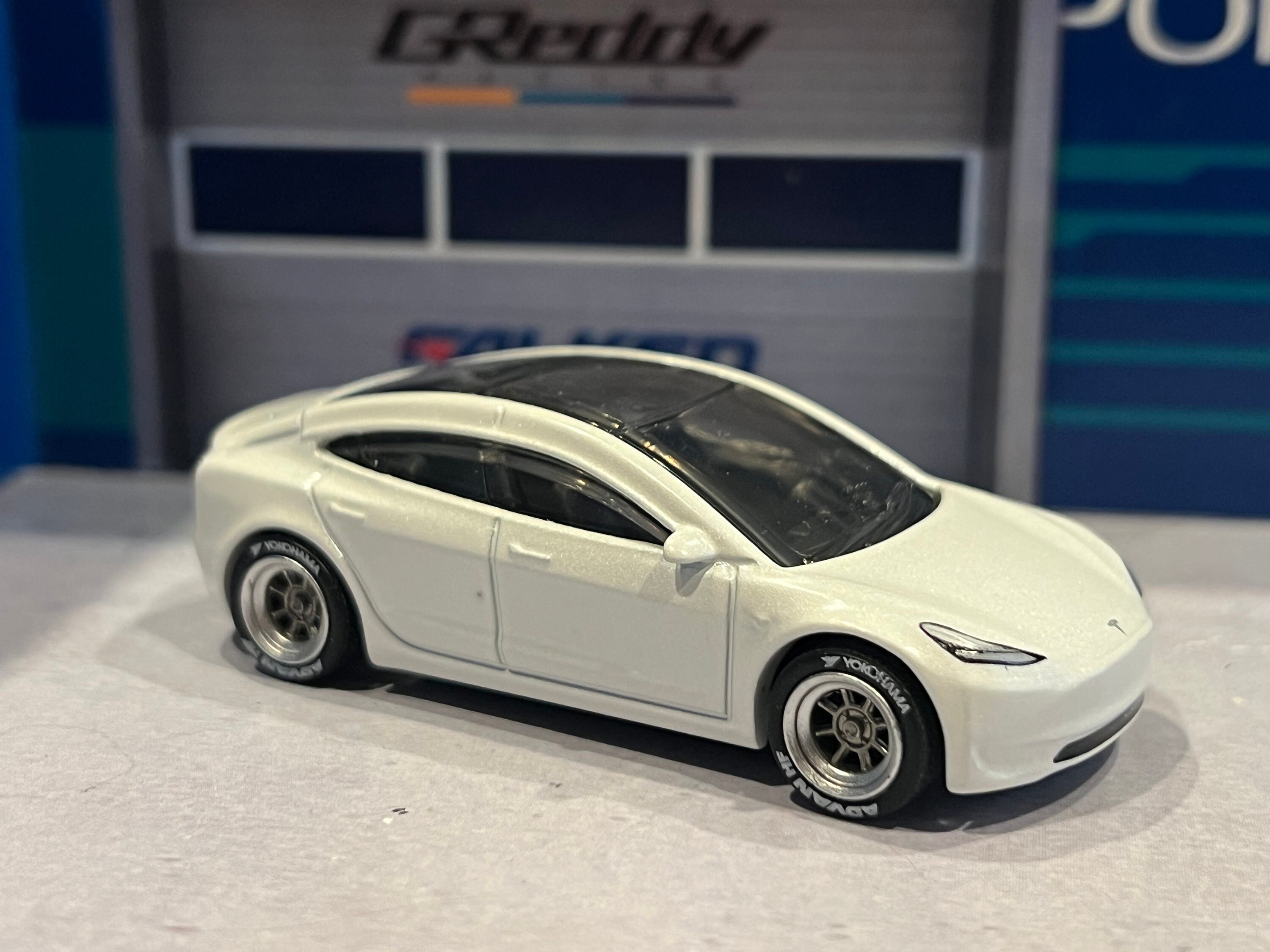Matchbox 2022 Tesla Model X White 59/100 (carta corta) HFR40