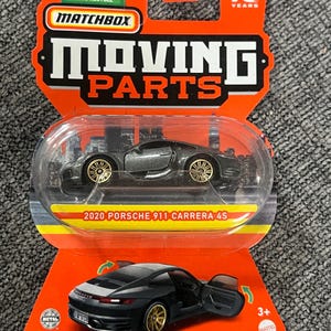 Matchbox Moving Parts Porsche 911 Carrera 4S 2024 - Modèle 1:64, Bleu, Portes Ouvrantes, Neuf