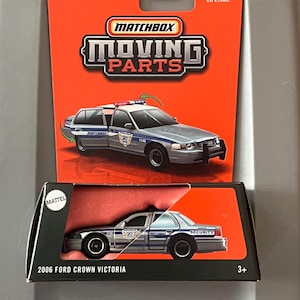 matchbox moving parts 2006 crown Victoria police car 1/64 scale toy