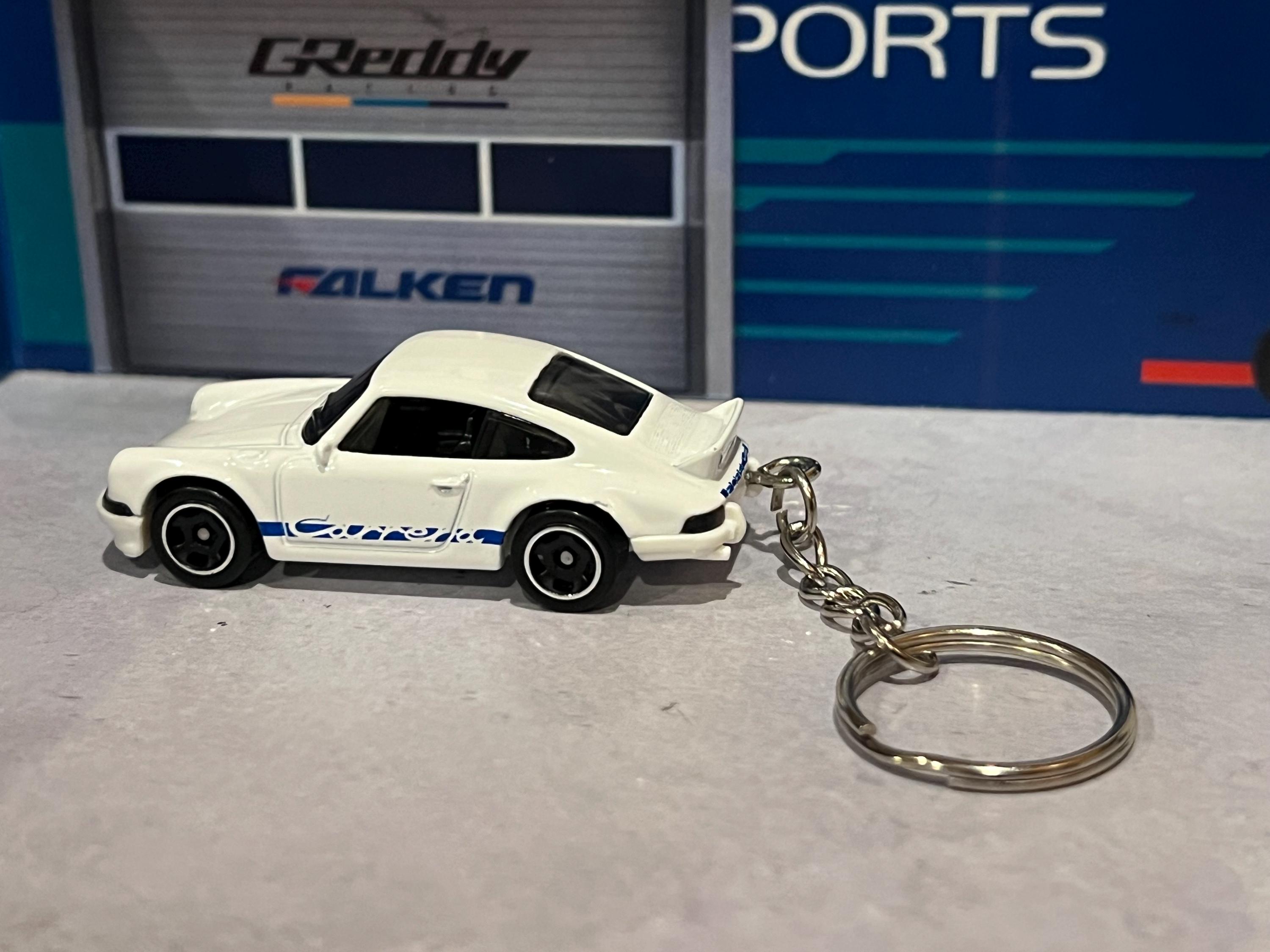 Hot Wheels Porsche Carrera 2.7 keychain 1:64 scale