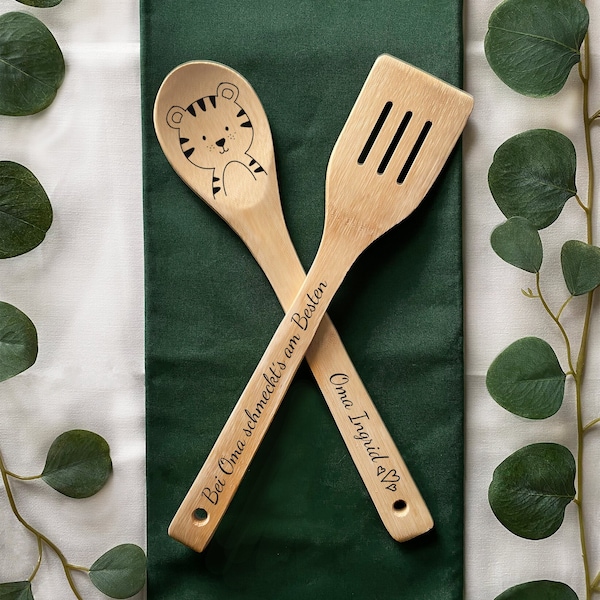 Personalisierter Kochlöffel und Pfannenwender aus Holz als Geschenkidee für Oma und Opa