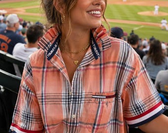 Gerecyclede Tommy Hilfiger jeansblouse • Sportieve blouse met rucheskraag • Vintage jaren 90 ruitjespatroon • Damesmaat Large