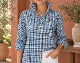Camisa CHAPS reciclada a cuadros verdes y azules • Cuello con volantes • Pieza única • Estilo deportivo • Talla M de mujer