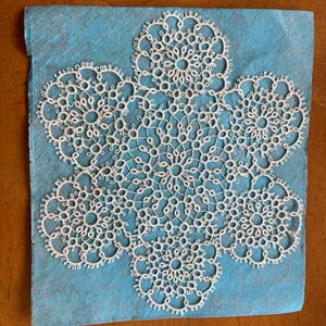 Antikes Medaillon aus Tatted Lace, auf antikem Papier montiert, Nähen, Basteln, 16,5 cm Durchmesser, Sammlerstück, viktorianische Ära