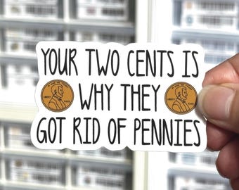 Op de afbeelding: Een witte, in vorm gesneden sticker met de zwarte tekst "YOUR TWO CENTS IS WHY THEY GOT RID OF PENNIES" en twee koperkleurige illustraties van Amerikaanse één-centmunten, elk met het profiel van Abraham Lincoln op de voorzijde.