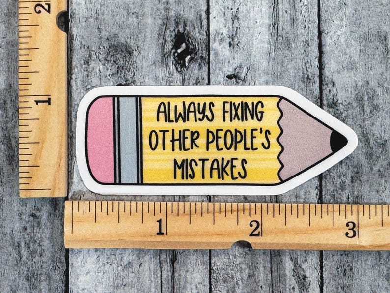 Puede incluir: Una pegatina con forma de l&aacute;piz con cuerpo amarillo, goma rosa y virola gris. El texto "ALWAYS FIXING OTHER PEOPLE'S MISTAKES" est&aacute; impreso en negro. Una regla de madera muestra que la pegatina mide aproximadamente 7,6 cm de largo.