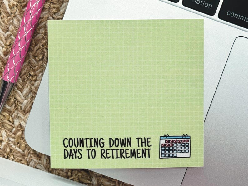 K&ouml;nnte beinhalten: Ein quadratischer, hellgr&uuml;ner Haftnotizzettel mit einem dezenten Gittermuster. Der Text "COUNTING DOWN THE DAYS TO RETIREMENT" ist in Schwarz aufgedruckt, erg&auml;nzt durch eine kleine Grafik eines Kalenders mit rot markierten Tagen.