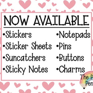 Może przedstawiać: Biały prostokątny znak z tłem w r&oacute;żowe serca, zawierający tekst NOW AVAILABLE oraz listę przedmiot&oacute;w: Stickers, Sticker Sheets, Suncatchers, Sticky Notes, Notepads, Pins, Buttons, Charms, wraz z logo w kształcie tęczy.