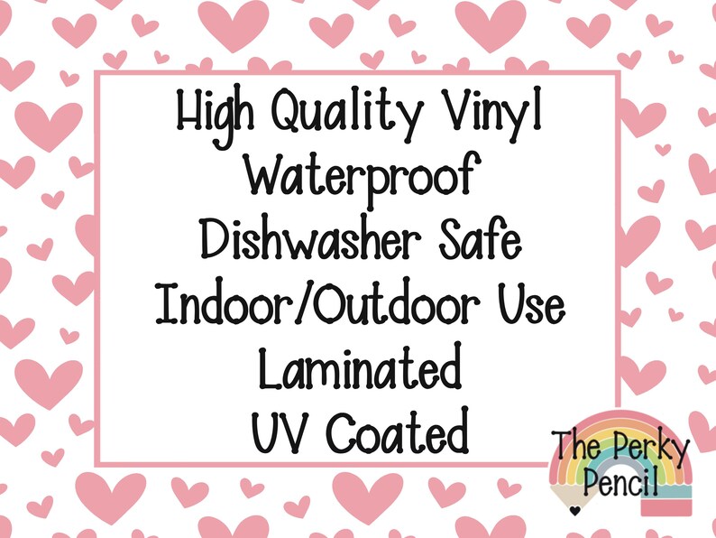 Może przedstawiać: Prostokątny znak z białym tłem i wzorem w r&oacute;żowe serca. Tekst brzmi: High Quality Vinyl, Waterproof, Dishwasher Safe, Indoor/Outdoor Use, Laminated, UV Coated. Logo z tęczą i napisem The Perky Pencil.