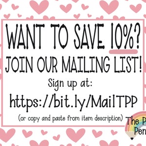 Może przedstawiać: Biały prostokątny znak z tłem w r&oacute;żowe serca. Tekst brzmi: WANT TO SAVE 10%? JOIN OUR MAILING LIST! Sign up at: https://bit.ly/MailTPP (or copy and paste from item description). Zawiera logo tęczowego oł&oacute;wka.