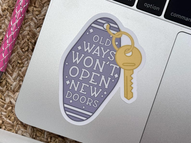 Pu&ograve; includere: Un adesivo a forma di portachiavi da motel vintage di colore viola tenue con testo bianco che recita OLD WAYS WON'T OPEN NEW DOORS. L'adesivo presenta una chiave color oro attaccata nell'angolo in alto a destra e piccoli accenti a stella.