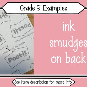 K&ouml;nnte beinhalten: Nahaufnahme eines Stapels wei&szlig;er Post-it&reg;-Klebezettel mit Tintenflecken auf der R&uuml;ckseite. Der Text "Grade B Examples" ist oben im Bild sichtbar. Der Text "ink smudges on back" ist in der unteren rechten Ecke des Bildes sichtbar.
