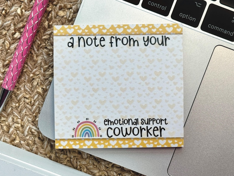 K&ouml;nnte beinhalten: Ein gelber Haftnotiz mit wei&szlig;em Hintergrund und einem Regenbogen-Design. Der Notiz steht "a note from your emotional support coworker".