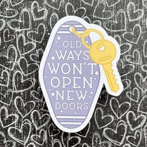 Old Ways Won’t Open New Doors Sticker, Retro Hotel Key Tag Decal, Keychain Sticker, Key Sticker, Motel Key Chain Label, Personal Growth immagine 3