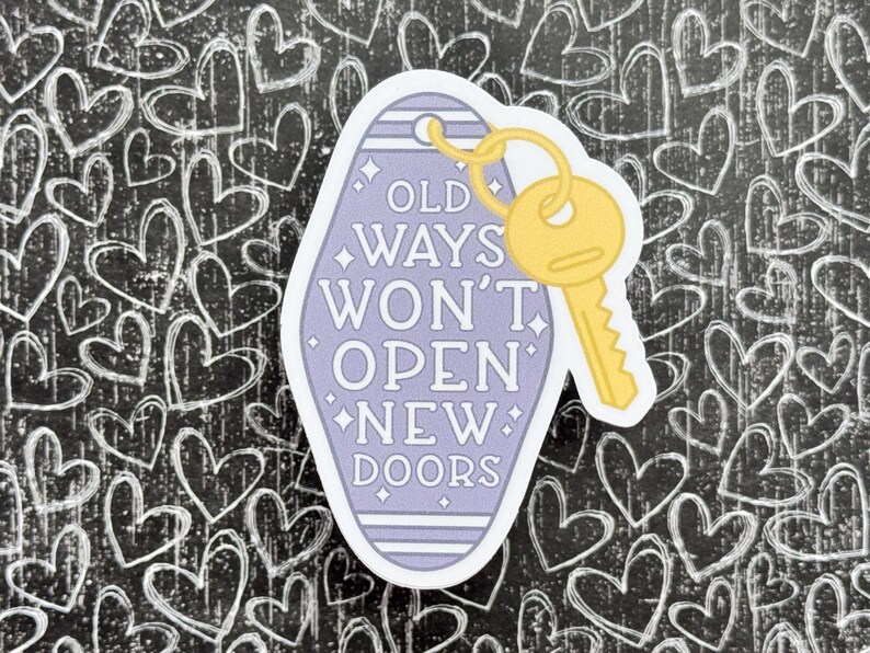 Old Ways Won’t Open New Doors Sticker, Retro Hotel Key Tag Decal, Keychain Sticker, Key Sticker, Motel Key Chain Label, Personal Growth immagine 3