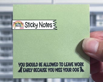 以下が含まれることがあります： 上部に「The Perky Pencil Sticky Notes」と書かれた黒いグラフィックロゴがある、正方形の薄緑色の付箋。下部には「YOU SHOULD BE ALLOWED TO LEAVE WORK EARLY BECAUSE YOU MISS YOUR DOG」という黒いテキストと犬のアイコンが印刷されています。