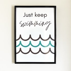 Impresión con una cita "Sigue nadando", Arte de pared inspirador, Decoración de pared de Buscando a Nemo, Guardería con temática marina, Póster de pared para niños