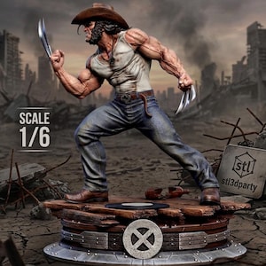 Può includere: Statuetta dettagliata di Wolverine in posa dinamica, con cappello da cowboy, canotta bianca e jeans blu. La figura ha artigli metallici estesi e si trova su una base con la scritta "SCALE 1/6". Lo sfondo raffigura un paesaggio urbano post-apocalittico.
