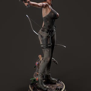 Può includere: Una statuetta dettagliata di un personaggio con capelli castani che indossa una canotta scura e pantaloni grigi, impugnando una pistola nera. La figura presenta un arco sulla schiena, una fondina sulla coscia e stivali scuri su una base circolare.
