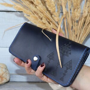 Cartera de piel azul oscuro. Cartera de piel bohemia. Cartera de mujer. Cartera de viaje. Cartera delgada. Cartera de cuero personalizada.