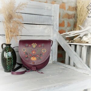 Autorentasche. Damentasche aus Leder. Umhängetasche. Burgund Tasche. Stoffbeutel mit Blumenornament. Reißverschlusstasche. Designer Tasche. Geschenkideen zum Geburtstag.