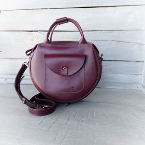 Kreisbeutel aus weinrotem Leder. Umhängetasche. Handtaschenreißverschlüsse. Weiche Ledertasche für Frauen. Handgefertigte Ledertasche. Süße Ledertasche.