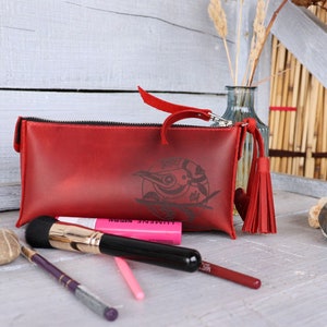 Borsa cosmetica in pelle rossa. Borsa per il trucco personalizzata. Borsa da toilette in pelle. Borsa da viaggio per donna. Idee regalo. Borsa per il trucco fatta a mano con uccello.